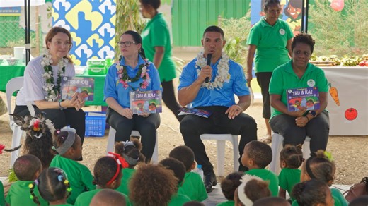 Buk bilong Pikinini talk about Nutrition with students and families. Buk Bilong Pikinini continued their literacy week celebrations today at Evedahana Primary School LLC. Parents attended a special information session today to discuss healthy food choices for kids to improve their learning and get some handy tips on great lunch box ideas. David Mead also read ‘Tru & Kai unlock the secret powers of superfoods and SBBF support Squad team members and parents also played games together. | Brian Bell