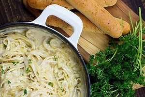 Authentic homemade Alfredo sauce - wait until you see how EASY this sauce is to make at home!! FULL RECIPE: https://www.bunsinmyoven.com/2018/03/06/homemade-alfredo-sauce/ | Buns In My Oven