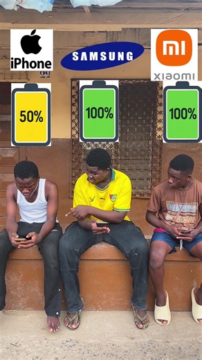 Samsung vs iPhone vs Xiaomi vs Nokia 😱📱 | Le choc des batteries infinies 🔋⚡ Au départ, Samsung, iPhone et Xiaomi sont tous à 100% 🔋. Mais très vite, l’iPhone chute à 50% 😅, les autres se moquent. Ensuite Samsung descend à 75%, puis Xiaomi aussi 📉… chacun se moque à son tour. L’iPhone tombe à 1% 😨, Xiaomi à 50% puis descend à 25%, tout le monde rigole encore… Et soudain… NOKIA apparaît 😳 avec une batterie INÉPUISABLE à 1.000.000% 🔥💥 Silence total… Nokia entre dans l’arène et choque tout