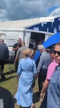 Zuzana Čaputová a Petr Pavel prichádzajú na pódium Pohody. Už o chvíľu ich čaká spoločná diskusia.