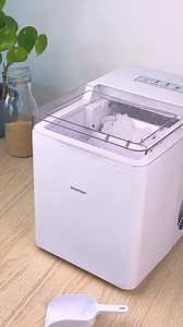 Glaçons à volonté, summer vibes assurées 🕶🧊 Notre machine à glaçons débarque juste à temps pour affronter la chaleur! 🔥 | Lidl Luxembourg