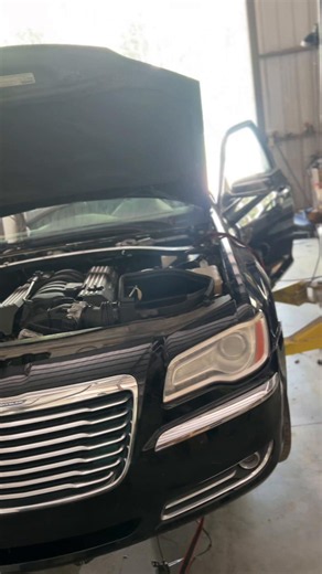 2018 6.4 HEMI Charger Swap Into 2014 Chrysler 300C: Full Interior & Drivetrain