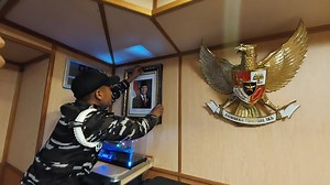 Momen Penggantian Foto Presiden dan Wakil Presiden di Atas Kapal KRI Posepa 870