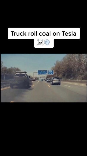 Truck roll coal on Tesla#rollcoal#ifiots#truck#teslasentrymode#foryou#entertainment#viral#whambaamteslacam#tesla#foryoupage#fy#4you