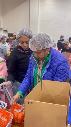 In honor of Dr. Martin Luther King, Jr.’s legacy of service and community, Alpha Kappa Alpha Sorority, Incorporated’s® Alpha Beta Omega, Beta Upsilon, Epsilon Tau, and Eta Theta Chapters packed over 105,000 meals with over 300 volunteers from across New Orleans to combat food insecurity in our community. Hunger continues to be a pressing issue in Louisiana, impacting many individuals and families. These meals will be distributed through food banks and other organizations. With over 100 graduate 