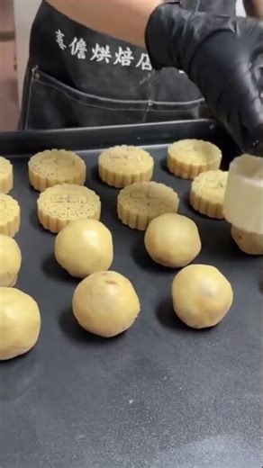 Making mooncakes with different colors and special fillings