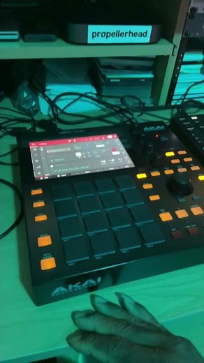 Akai MPC One: Making a Beat (SAMPLE)