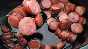 Easy 4 ingredient crockpot brown sugar kielbasa bites! So easy to make and tastes amazing! Full recipe - https://www.tammileetips.com/crockpot-brown-sugar-kielbasa-bites/ | Tammilee Tips