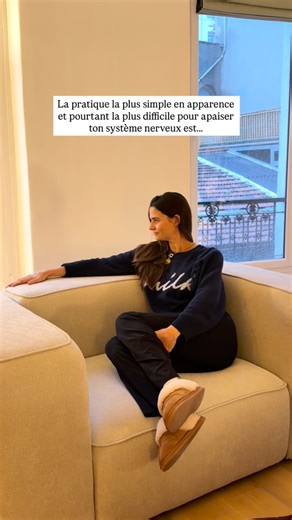 Valentine Zeller | Breathwork & Innerdance on Instagram: "Quand est-ce que tu n’as rien fait, pour la dernière fois ? Je veux dire vraiment rien. Sans musique. Sans écran. Sans distraction. Moi ? Presque jamais 🙄 Les pratiques intentionnelles comme la méditation et le breathwork sont précieuses mais ce sont encore des choses que l’on fait. Dans nos vies chargées, s’arrêter vraiment devient rare. S’entraîner à ne rien faire aide à casser le mode urgence et à apprendre à ton système nerveux qu’il