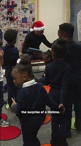 Obama surprises schoolchildren in Chicago
