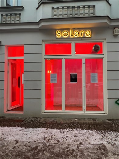Tanning before the party? Very nineties. But at @solara.berlin, the glow comes without the UV.⁠ ⁠ Think red light therapy instead of tanning beds. A self-check-in studio in Prenzlauer Berg where you choose your program, lie back, and let the warmth do the work. “Beauty Light” focuses on skin regeneration and balance. “Energizing Light” goes deeper, supporting circulation and that full-body warmth you crave in Berlin. ⁠ ⁠ Less bronzed status symbol, more subtle radiance. Twenty minutes to switch