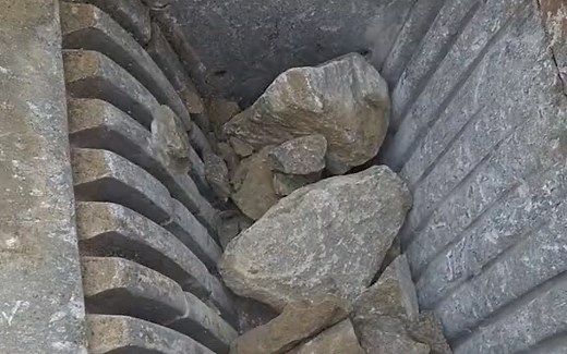 原来破碎机的威力这么大碾碎大石块的过程，丝毫不费力‼️