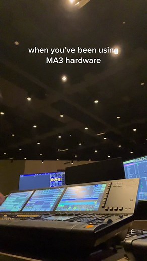 it’s hard to simultaneously use two button layouts 😵‍💫 #lightingdesign #lightingprogrammer #grandma2 #grandma3 #theatretech