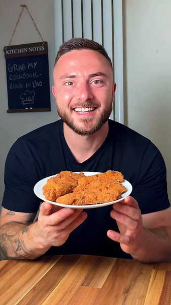 Breaded Chicken Strips 🍗 these taste so good, way better than a takeaway! 😋 Ingredients: 1 chicken breast Breadcrumbs 1 egg Plain flour 1 tsp smoked paprika 1 tsp onion powder 1 tsp garlic powder 1 tsp oregano 1 tsp thyme 1 tsp celery salt 1 tsp salt 1 tsp black pepper Honey Chilli flakes Veg oil #chickenstrips #chickentenders #fakeaway #cooking