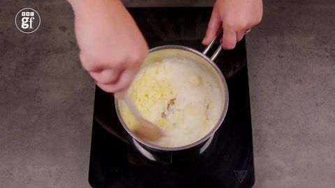 Cheesy broccoli pasta bake