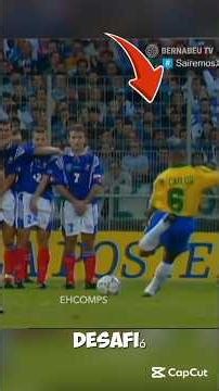 Roberto Carlos nunca le pegó al balón.Lo desafió #football #messi #sports #shorts
