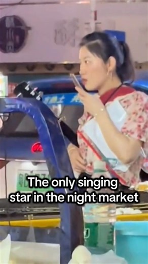 "Sister Bossy" is the only singer in our night market. It costs 30 yuan to get her to sing a song.