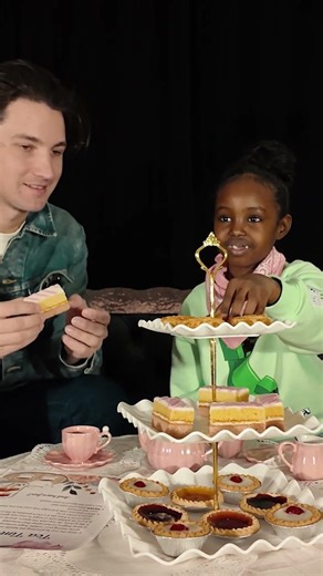 Would you prefer a biscuit or mini cake? #Teatime #London #DrakeMilligan