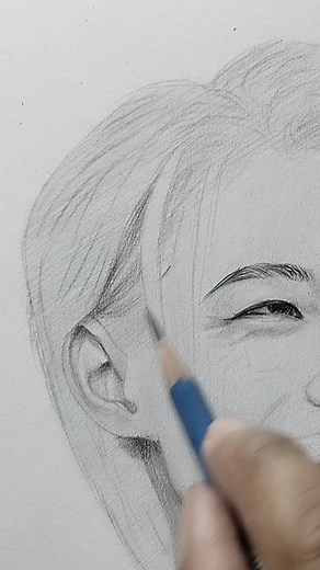Drawing Felix from Stray Kids: Realistic Portrait Techniques
