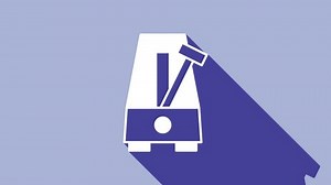 Métronome classique blanc avec pendule en mouvement isolé sur fond violet. Équipement de musique et mécanisme de battement. Animation graphique en mouvement vidéo 4K.