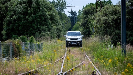 La France rouvre ses lignes ferroviaires oubliées grâce à des fourgonnettes électriques autonomes sur rails