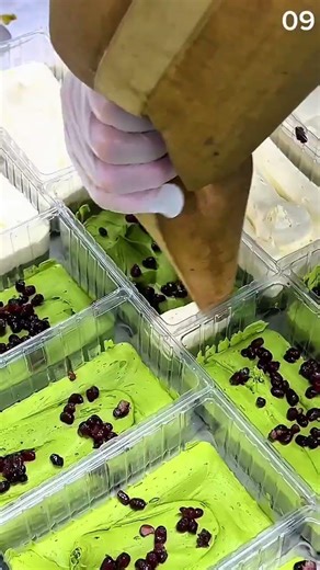 Cream filling technique for coating cakes and decorations