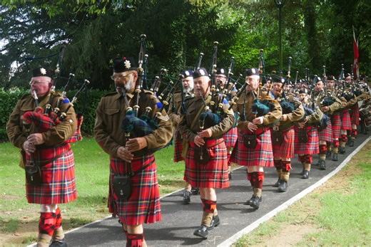 EN VIDEO. Cornemuse, kilt et drapeau canadien : le régiment commémore la libération de l'Eure