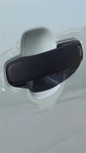 Heb je zwarte of grijze plastic trim die er dof en vervaagd uitziet? 😕 Geef ze hun diepe kleur terug met Ultimate Black Plastic Restorer! Voor een frisse, verzorgde look in no time. Vos plastiques noirs ou gris sont ternis et décolorés ? 😕 Redonnez-leur une couleur intense avec Ultimate Black Plastic Restorer ! Un résultat net et soigné en un rien de temps. #Meguiars #CarCareProducts #PlasticRestorer #TrimRestoration #BlackTrim #ReflectYourPassion | Meguiar's Belgium