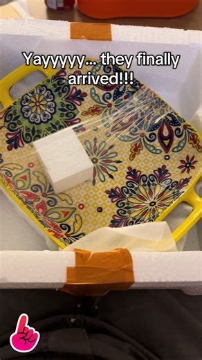 Serve in style with this stunning boho-inspired ceramic serving plate set. Featuring vibrant floral patterns and built-in handles, these plates are perfect for elevating everyday meals and special occasions. ✨ Why You’ll Love It Set of 2 ceramic serving plates Eye-catching boho floral design – adds colour to any table Convenient side handles – easy to carry from kitchen to table Durable glazed ceramic – sturdy and long-lasting Versatile use – ideal for sides, appetisers, snacks, or sharing dishe