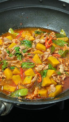 แกงฟักทองใส่หมู สูตรไม่ใส่กะทิ อร่อยทำง่ายลองทำกินดูครับ ส่วนผสม -เนื้อหมู 300 กรัม -ฟักทอง 350 กรัม -พริกแกงเผ็ด 80 กรัม -โหระพา 30 กรัม -น้ำปลา 2 ช้อนโต๊ะ -ใบมะกรูด 5 ใบ -น้ำตาลปี๊บ 1/2 ช้อนโต๊ะ -ผงปรุงรส 1/2 ช้อนโต๊ะ -กะปิ 1/2 ช้อนโต๊ะ -พริกชี้ฟ้า 1 เม็ด -น้ำเปล่า 600 มล. #แกงฟักทอง #แกงฟักทองใส่หมู #นายต้มโจ๊ก | Tomjoke Foodtv