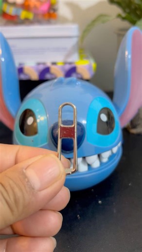 Angry lilo stitch eating metal zipper handle#metal #asmrsounds #satisfying #viralshort #shortvideo