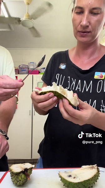 You wait … noni is coming as well as behind the scene #png #happylife #supportlocal #rainylae #saturday #laemarket #fresh #lae #market #papua#tropical #favorite #soursop