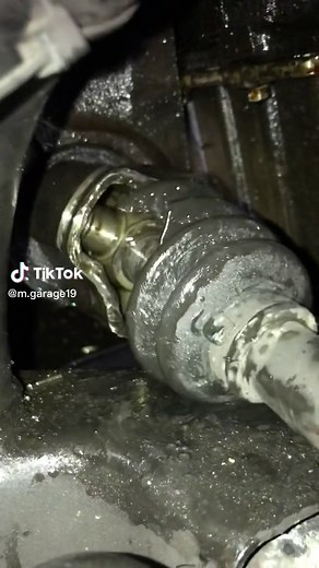 😱 Barulho na Suspensão👨🏻‍🔧 . . . #mecanica #mecanicaautomotiva #mecanicauto #mechanic #suspensao #eixo #tiktokbrasil #mecanico #mechanical #videoviral #mecanicos #vira #carros #tracaotraseira #mecca #tiktok #tik #mechanics