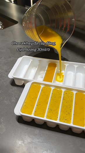 Lấy 1 viên ginger shot từ tủ đá,để tan chậm hoặc pha với 150-200ml nước ấm 40–50°C Uống vào sáng sớm, trước ăn 15–30 phút nhé ạ. | Vũ Thanh Thủy