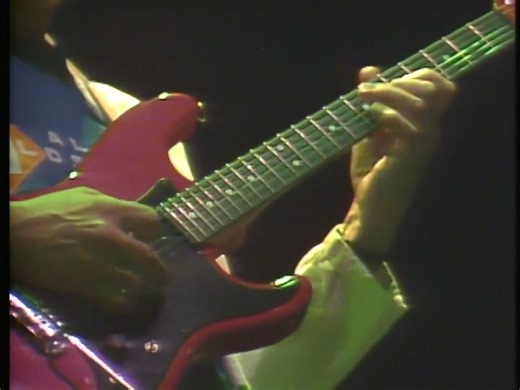 "Demasiado rockero para el jazz, demasiado jazzero para el rock", era la frase acuñada para definir de forma muy vaga al gran Allan Holdsworth. Uno en un millón, con una técnica en la guitarra mas avanzada que el 99% de sus colegas. El "legato" del británico aún sigue generando escuela y es motivo de estudio para cualquier guitarrista avanzado que se precie de tal. Sabemos de su paso por Soft Machine, UK, Gong, Jean Luc Ponty; pero lo que los fanáticos del prog suelen olvidar es el tremendo regi