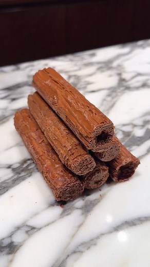 むにぐるめ（唯一無二の絶品グルメ） on Instagram: "【MATTE】 @東京：六本木一丁目駅から徒歩6分 厚さ0.03ミリのチョコを何層にも織り重ねる丸太型チョコを食べられるお店。 柔らかくふんわりとしていながらパリッとした食感も楽しめる新感覚チョコレートで、上品な甘さが口いっぱいに広がるご褒美スイーツ！ ミルクチョコやダークチョコ、抹茶フレーバーが販売されています！ 丸太型チョコ「コルテッチャ」は1400円 お店ではジェラートも販売されていて、そちらもかなりオススメです！ 👇🏻サブアカでもグルメ情報を投稿してます！ @muni_gurume_douga ⏰10:00〜20:00 🏪不定休 📍東京都港区麻布台1-2-4 麻布台ヒルズガーデンプラザC B1F #東京グルメ #六本木グルメ #六本木カフェ #麻布台ヒルズ"