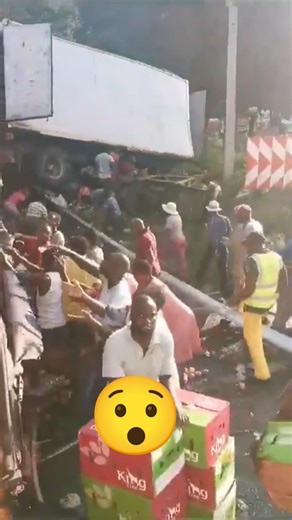 looting truck in kzn #shorts #youtubeshorts #viral #trending ugkvlogs #southafrica