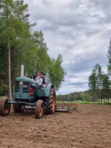 Bjuder på lite ljud och bild från Victorn. 😀 En bra start på det nya året även om klippet är från förra hösten. Detta var gammal igenvuxen åkermark som vi har odlat upp igen. God fortsättning på det nya året! #lantliv #jordbruk #traktor #lantbruk #odling