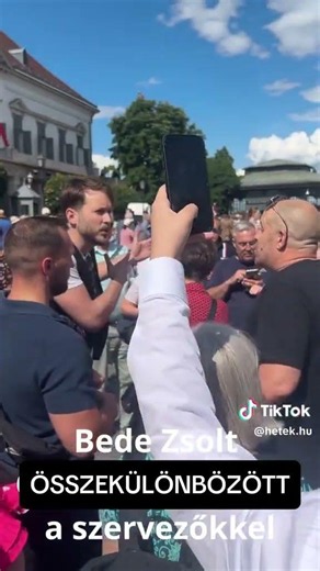"Ártasz nekünk!" A szervezők vitája Bede Zsolttal (Vadhajtások) a Sándor-palota előtti tüntetésen.