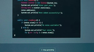 Hombre trabajando con chat gpt IA en línea, conectando con IA y usando un chat GPT. El programador de software de ingeniería de TI interactúa con el robot de chat, escribiendo código.