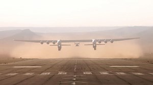 Stratolaunch Roc: Größtes Flugzeug der Welt bricht Rekord
