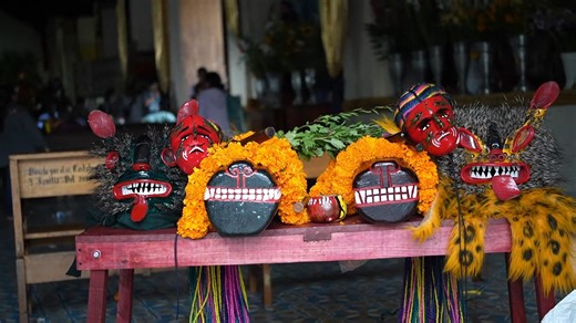 el simbolismo del teponaztli y la procesion del encuentro de la vela como una sinfonia de cosmovisiones en la que coexisten. | Originarios