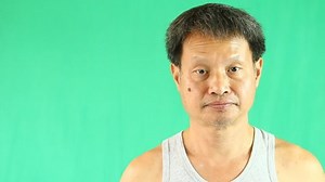 Thai Man Showing Signal Help Studio 库存影片视频（100% 免版税）1095192371 | Shutterstock