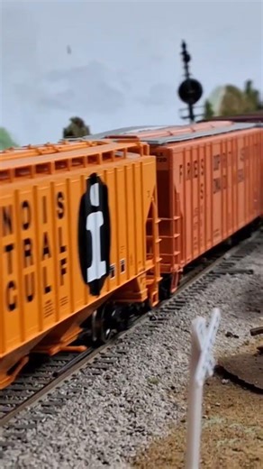 IC Blue Devil C40-8W leads manifest across the Diamond! HO Scale train