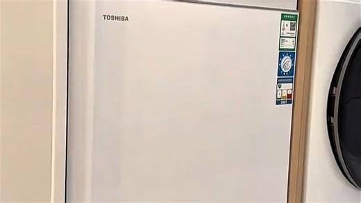 美的DW352洗碗机外观简约大气，12套大容量适合家庭聚餐清洗，高温除菌功能让餐具更卫生，日常使用省心又高效。