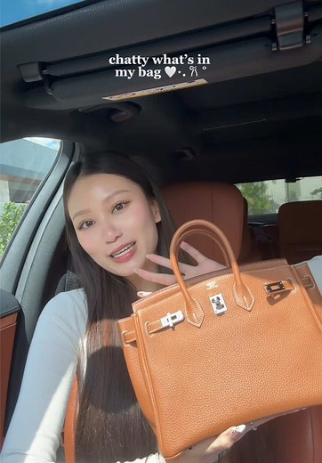 I honestly don’t know what’s in my bag👛