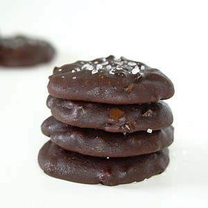 85K views · 90 reactions | These Flourless Chocolate Cookies are so FUDGY and CHEWY! Made with just 6 ingredients, you can have them ready in just 20 minutes. Printable Recipe: https://www.wholesomeyum.com/flourless-chocolate-cookies-recipe/ Get the Besti sweetener for this recipe HERE: https://www.wholesomeyumfoods.com/shop/sweeteners/monk-fruit/monk-fruit-allulose-blend-powdered/ | Wholesome Yum - Easy Healthy Recipes | Facebook