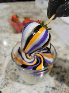 1M views · 4.2K reactions | The swirl that cast a spell… ✨Color Craze: Halloween Edition — Enchanted Drip. Spooky never looked this good. #halloween2025 #LuxuryStrawberries #ColorCrazeSeries #HalloweenTreats #EnchantedDrip #SpookyStrawberries #ChocolateCoveredStrawberries #HalloweenDesserts #TreatTok #BakersOfTikTok #DessertArt #FallVibes #AestheticTreats #SweetCreations | Korin Scott | Facebook