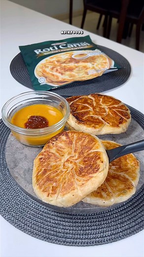 Faezah Binti Sufian on Instagram: "Mudah, cepat dan sedap Roti Canai Meat Pie ala meat pie Xi’an tu yang ramai berbaris panjang nak beli. Sekarang kome buat sendiri, kulitnya guna Lazat Roti Canai yang menghasilkan rangup diluar, lembut di dalam dan inti yang juicy. Moh le buat! Dapatkan Lazat Roti Canai sekarang! 🔘 Ada 3 jenis Lazat Roti Canai, dengan : ▪️ Sambal Lawan Kari Dhal ▪️ Kari Ayam ▪️ Kari Ikan 🔘 Rangup, tebal dan lembut walaupun dah sejuk 🔘 Tak perlu defrost, keluar dari freezer t
