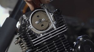 Mechanic Repairs Motorcycle Engine Using Torque 库存影片视频（100% 免版税）3755364689 | Shutterstock
